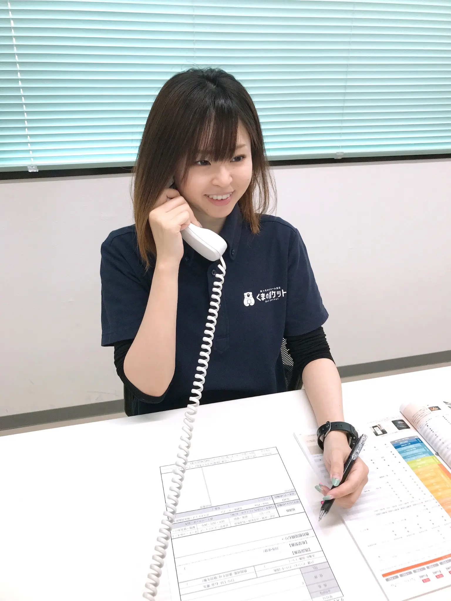 電話でご相談を受ける受付スタッフ