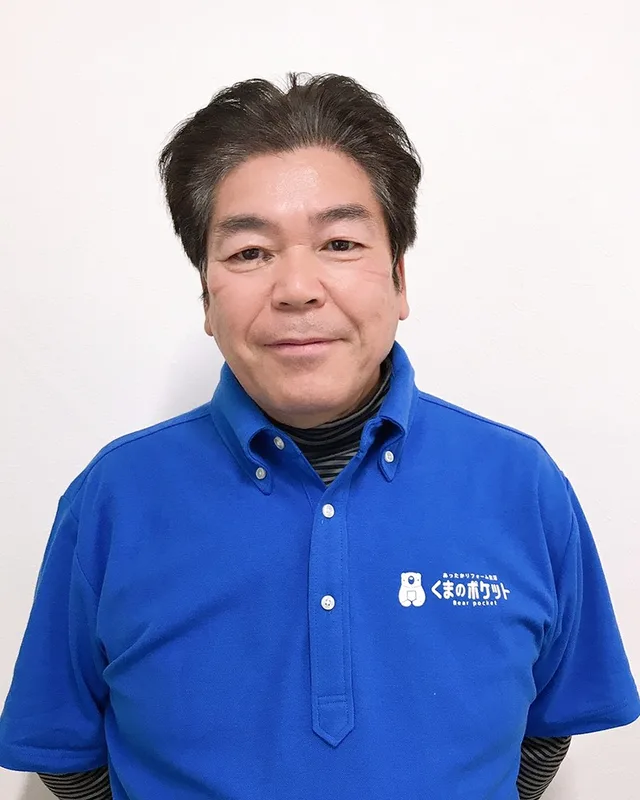 設置後に操作方法を説明する施工スタッフ